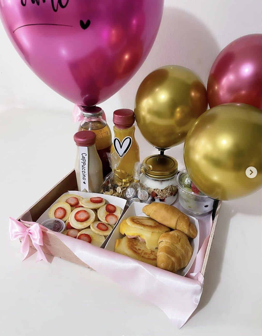 Desayuno sorpresa con pancakes, croissants y globos dorados